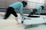 Анастасия Кочержова (слева) и Надежда Сергеева во время подготовки сборной России по бобслею и скелетону к Олимпиаде 2018 в Пхенчхане, февраль 2018 года