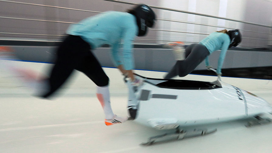 Анастасия Кочержова (слева) и Надежда Сергеева во время подготовки сборной России по бобслею и скелетону к Олимпиаде 2018 в Пхенчхане, февраль 2018 года