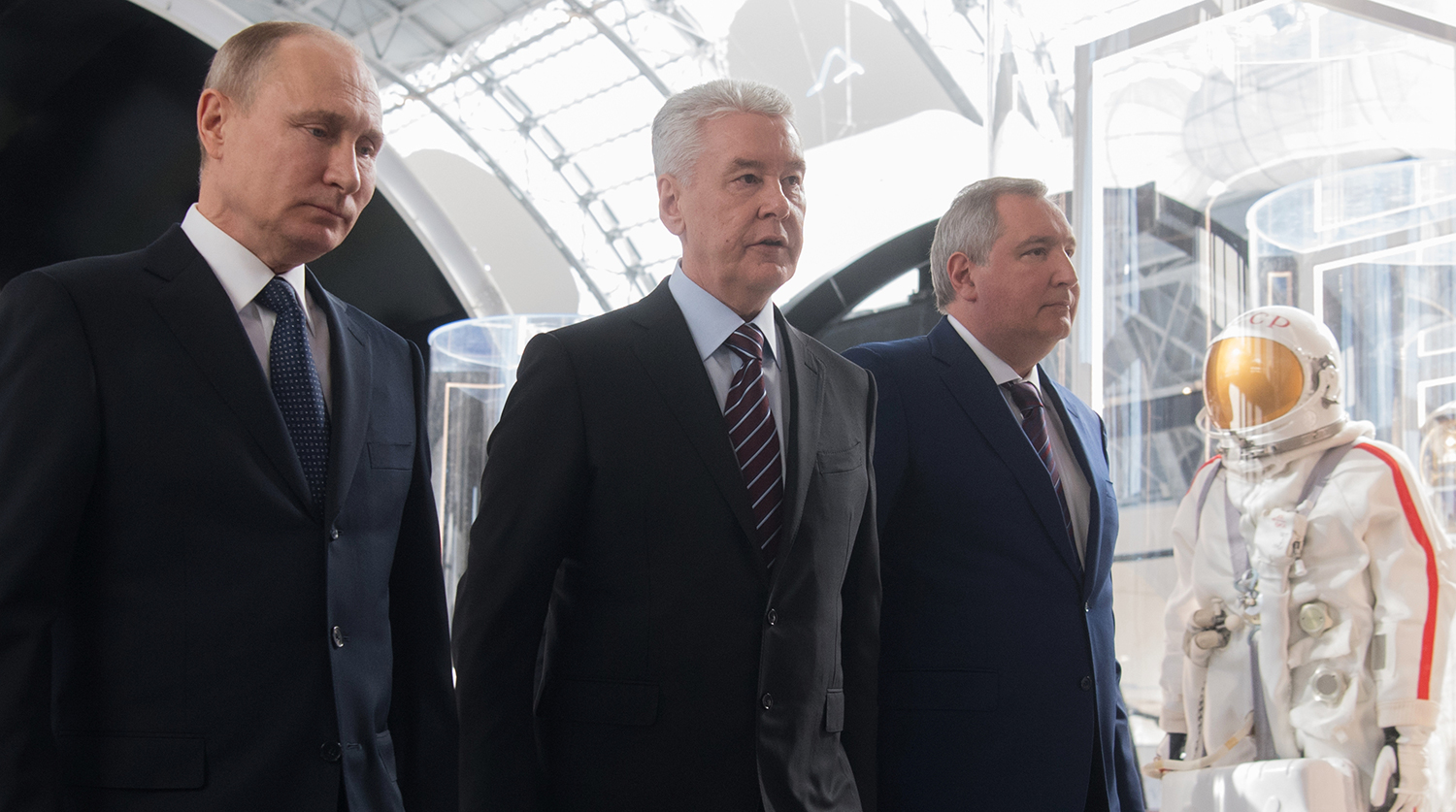 Президент России Владимир Путин, мэр Москвы Сергей Собянин и вице-премьер Дмитрий Рогозин во время посещения реконструированного павильона «Космос» на ВДНХ, 12 апреля 2018 года
