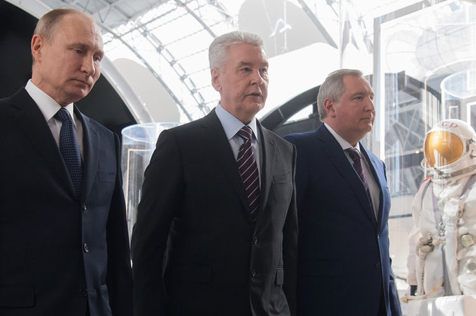 Президент России Владимир Путин, мэр Москвы Сергей Собянин и вице-премьер Дмитрий Рогозин во время посещения реконструированного павильона «Космос» на ВДНХ, 12 апреля 2018 года