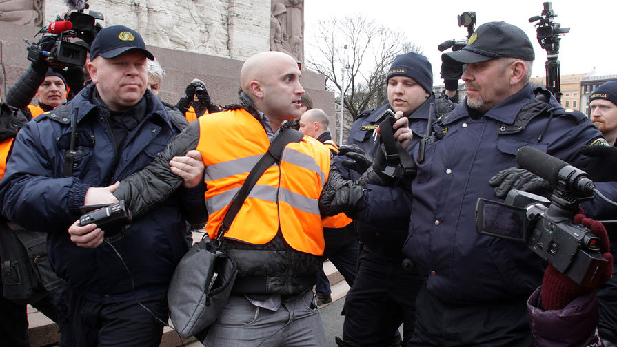 Сотрудники полиции задерживают бывшего внештатного корреспондента телеканала RT Грэма Филлипса во время шествия латышского легиона Ваффен СС в Риге