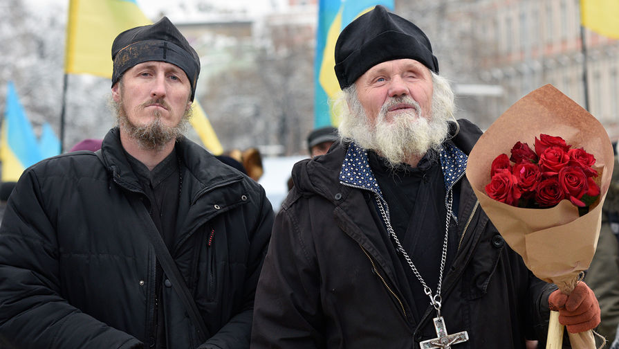 Священнослужители перед&nbsp;началом &laquo;объединительного собора&raquo; на&nbsp;Софийской площади в&nbsp;Киеве, 15 декабря 2018 года