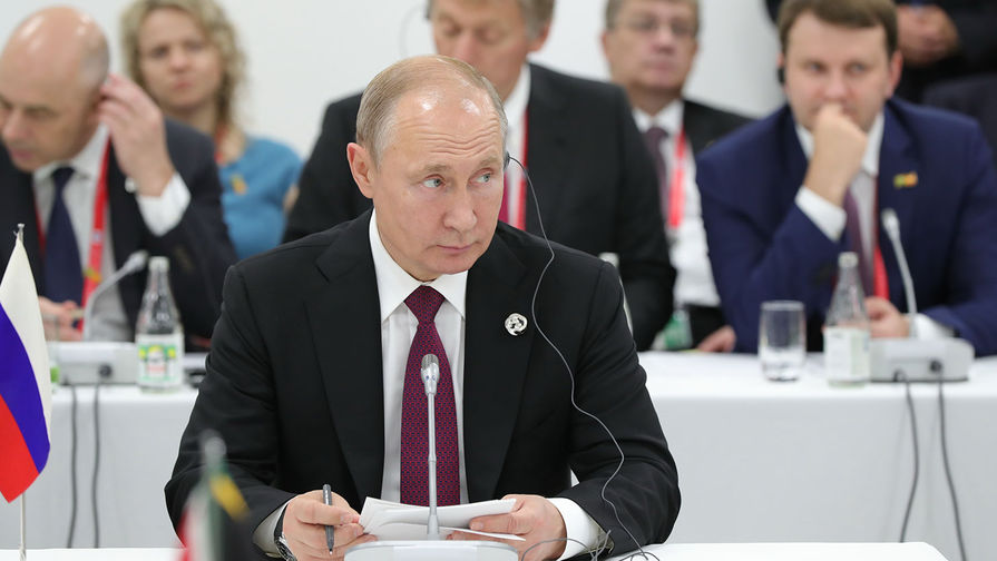 Президент России Владимир Путин во время встречи лидеров БРИКС в преддверии саммита «Группы двадцати» в международном выставочном центре INTEX Osaka, 28 июня 2019 года 