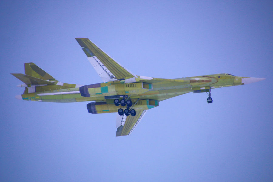 Первый построенный в России с нуля стратегический сверхзвуковой бомбардировщик-ракетоносец Ту-160М в небе над аэродромом Казанского авиационного завода, 