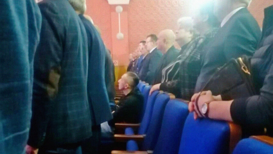 Калужский депутат, не вставший во время исполнения гимна, заявил, что не пригоден к службе