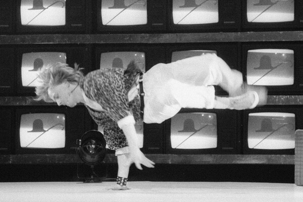 Владимир Пресняков исполняет танец брейк на&nbsp;съемках совместной советско-шведской телепередачи «Лестница Якоба в&nbsp;Москве», 1987&nbsp;год 