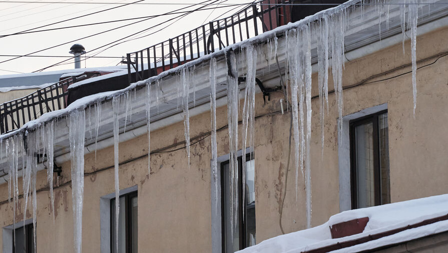 Глыба льда упала на девушку в центре Петербурга