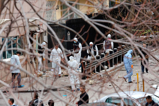 Сотрудники турецких сил безопасности на месте взрыва в Анкаре