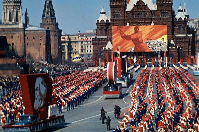 Советские праздники не сдают позиций