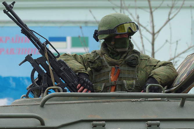 Военный у пограничной части севастопольского отряда морской охраны Государственной пограничной службы Украины в Севастополе