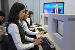 Операторы единого центра обработки сообщений принимают вопросы во время ежегодной специальной программы «Прямая линия с Владимиром Путиным»
