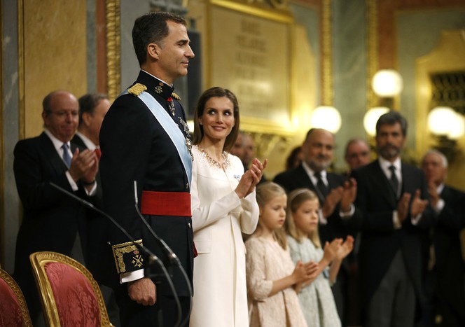 Фелипе VI, его супруга, королева Летиция во время церемонии вступления на&nbsp;престол
