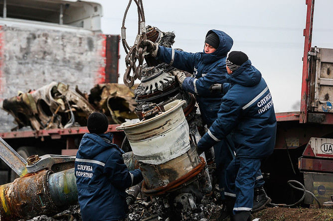 Погрузка обломков пассажирского самолета «Малайзийских авиалиний» Boeing 777, разбившегося 17 июля в районе села Грабово