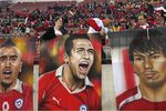 Баннеры в честь игроков сборной Чили — Артуро Видаля, Алексиса Санчеса и Эдуардо Варгаса
