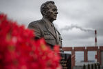 Памятник Михаилу Калашникову, открытие которого состоялось на военном мемориальном кладбище в Мытищах в Московской области