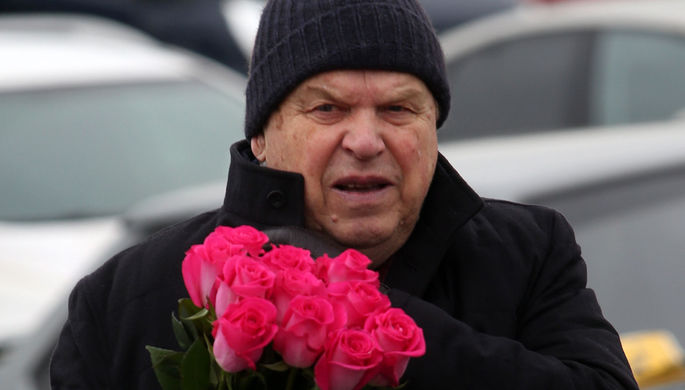 Актер Михаил Кокшенов перед церемонией прощания с актрисой Натальей Крачковской на Троекуровском...