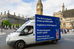 Грузовик у здания британского парламента в Лондоне с агитацией за выход Великобритании из Европейского союза