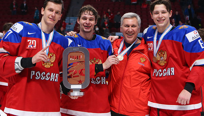 Игроки сборной России Денис Гурьянов (слева), Вадим Кудако (в центре) и Сергей Зборовский (справа)...