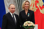 Владимир Путин и официальный представитель МИД России Мария Захарова, награжденная орденом Дружбы, во время церемонии вручения государственных наград в Кремле