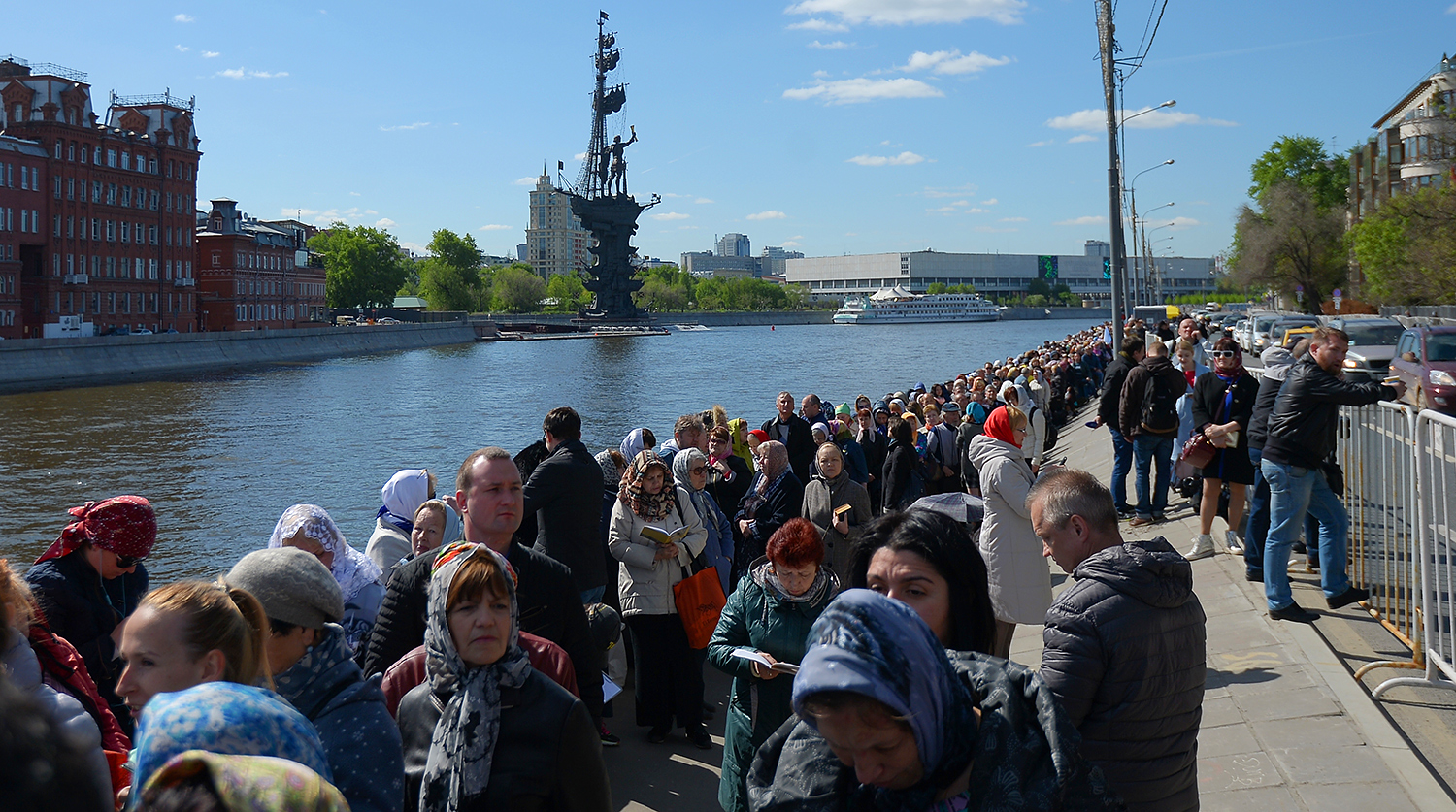 Верующие стоят в очереди к храму Христа Спасителя в Москве, 22 мая 2017 года