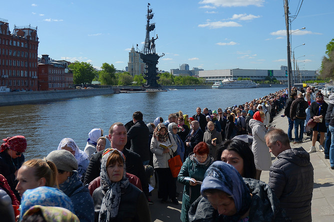 Верующие стоят в очереди к храму Христа Спасителя в Москве, 22 мая 2017 года