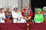 Королевская семья: принц Чарльз с супругой Камиллой, принц Уильям, на его фоне принц Гарри, Кейт Миддлтон с детьми, королева Елизавета II с супругом Филиппом