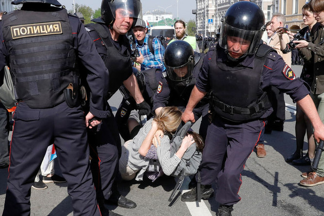 Задержания протестующих во время несогласованной акции сторонников оппозиционного политика Алексея Навального в центре Москвы, 5 мая 2018 года