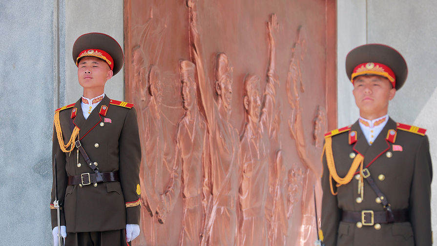 Военнослужащие около&nbsp;посвященному советским воинам монументу «Освобождение» в&nbsp;парке Моранбон в&nbsp;Пхеньяне, 31 мая 2018 года