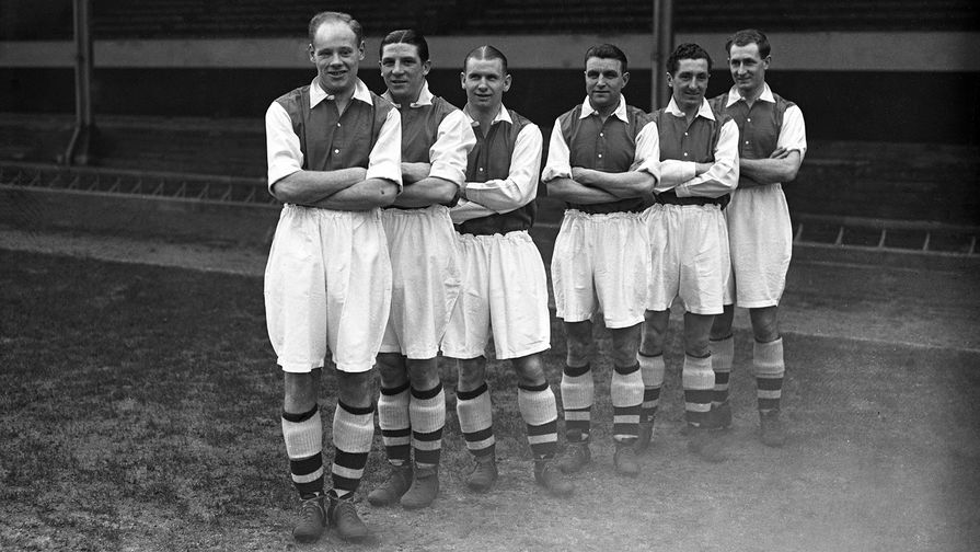 Шестеро игроков «Арсенала» перед игрой между Англией и Уэльсом в Вулвергемптоне, 1936 год