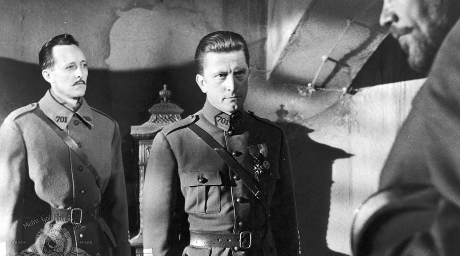 Кадр из фильма &laquo;Тропы славы» (1957)