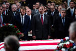 Члены американского конгресса во время прощания с бывшим президентом страны Джорджем Бушем-старшим в ротонде Капитолия в Вашингтоне, 3 декабря 2018 года