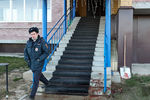 Сотрудник полиции у подъезда жилого дома на улице Есенина в поселке Елатьма Касимовского района, где были застрелены пять молодых людей