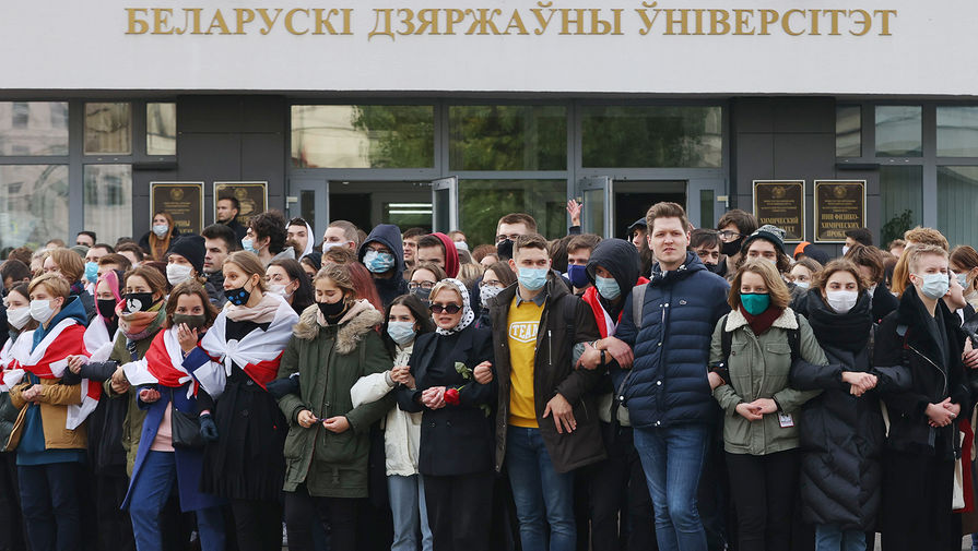 Участники акции протеста студентов Белорусского государственного университета (БГУ) в&nbsp;центре Минска, 26 октября 2020 года