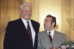 Президент России Борис Ельцин и артист эстрады Геннадий Хазанов во время церемонии вручения премии в области литературы и искусства, 1996 год