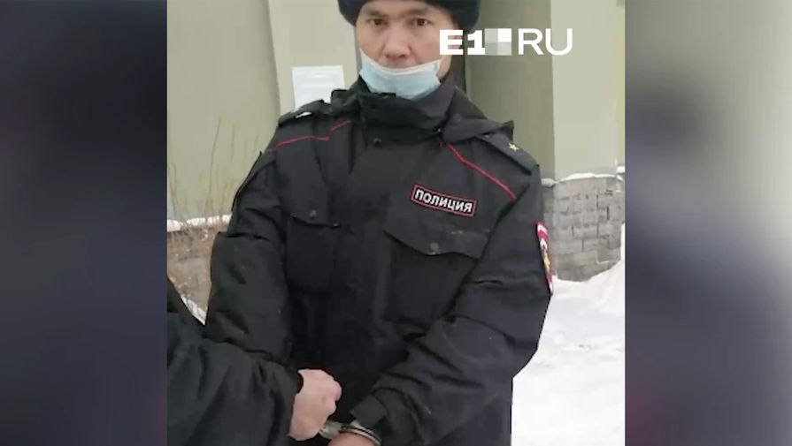В Екатеринбурге задержали наркокурьеров в форме полицейских