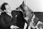 Сергей Эйзенштейн с собакой-кинозвездой Рин Тин Тин, 1930 год