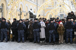 Люди во время выноса гроба с телом народного артиста СССР Юрия Соломина после церемонии прощания в Малом театре, 15 января 2024 года