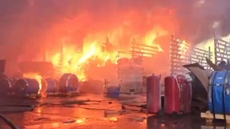 Сотрудники МЧС ликвидировали пожар на складе в Подмосковье