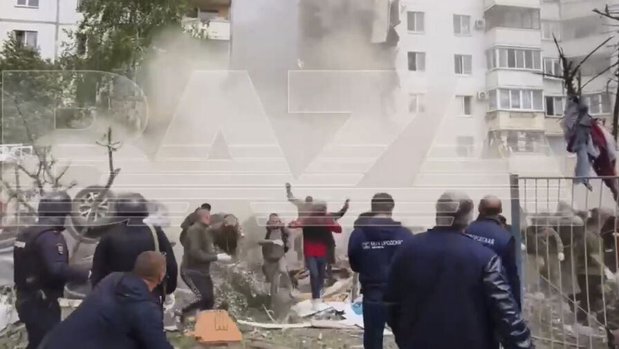 Крыша обрушившегося подъезда в Белгороде рухнула на спасателей