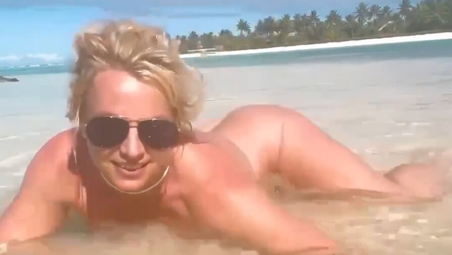 Бритни Спирс снялась голой на пляже