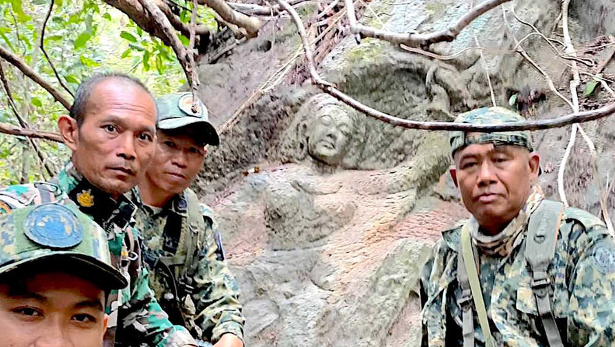 В Таиланде трое грибников отправились в лес и нашли там загадочную скульптуру