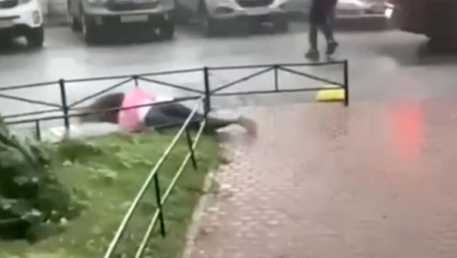 Во время бури в Петербурге девушку на улице сбило с ног матрасом