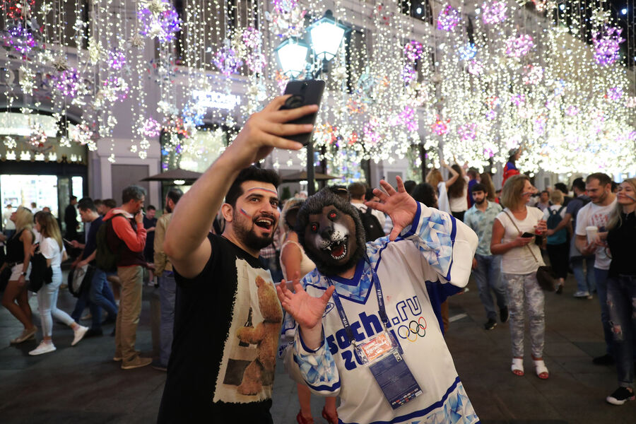 Болельщики радуются победе сборной России в&nbsp;матче 1/8 финала ЧМ-2018 по&nbsp;футболу между&nbsp;сборными Испании и России, Москва, 1&nbsp;июля 2018&nbsp;года