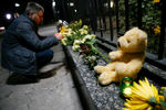 Жители Киева приносят цветы к посольству России в память о погибших при крушении лайнера Airbus 321 в Египте
