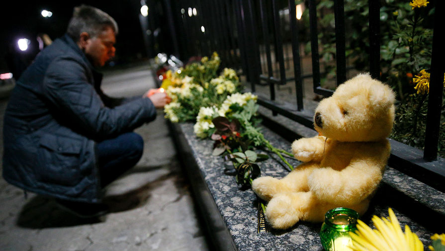 Жители Киева приносят цветы к&nbsp;посольству России в&nbsp;память о&nbsp;погибших при&nbsp;крушении лайнера Airbus 321&nbsp;в&nbsp;Египте
