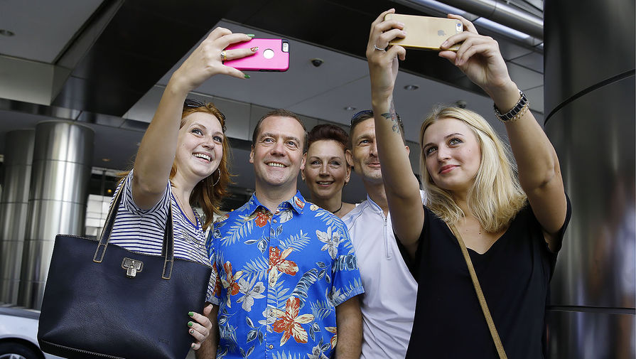 Премьер-министр РФ Дмитрий Медведев фотографируется с&nbsp;туристами у&nbsp;башен Петронас