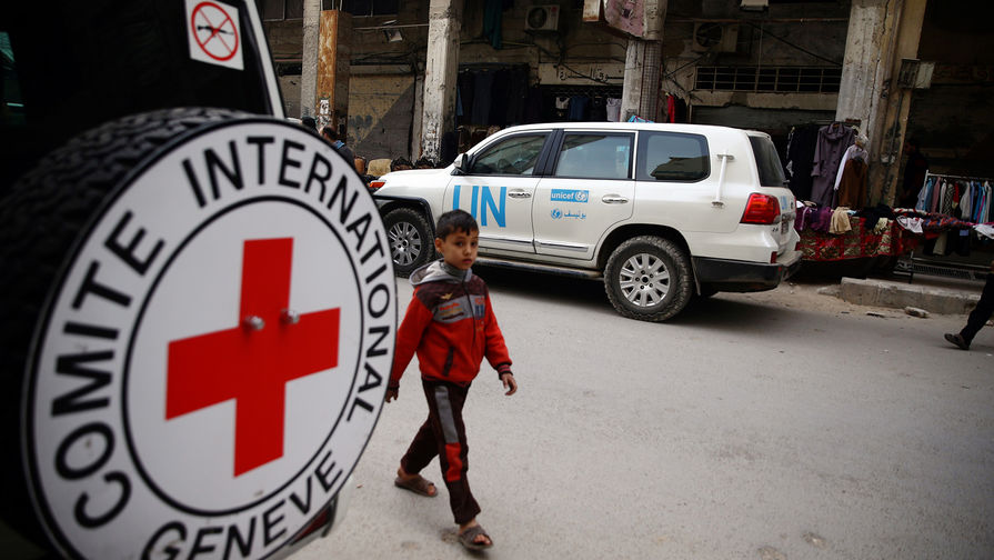 Автомобиль Международного движения Красного Креста и Красного Полумесяца в сирийском городе Дума, который контролирует оппозиция, ноябрь 2017 года