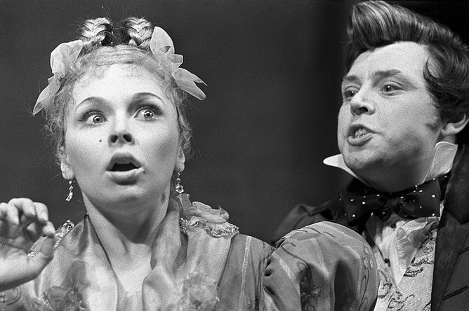 Сцена из комедии «Ревизор» на сцене МХАТа, 1967 год