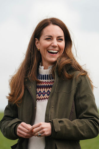 Кейт Миддлтон во время посещения семейной фермы в Литтл-Стейнтоне, Великобритания, 27 апреля 2021 года
