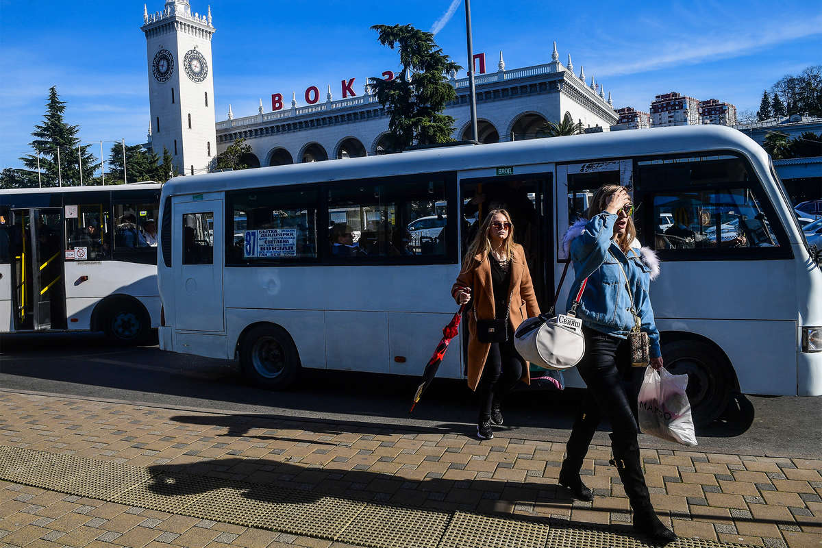 В Сочи ввели льготы на проезд в общественном транспорте для учителей и  воспитателей - Газета.Ru | Новости